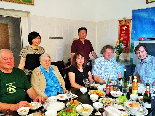 Jak si Nguyenovi vzali pod křídla Vydrovi a Jiráskovi. Aneb moji vietnamští rodiče a jejich adoptované české rodiny.